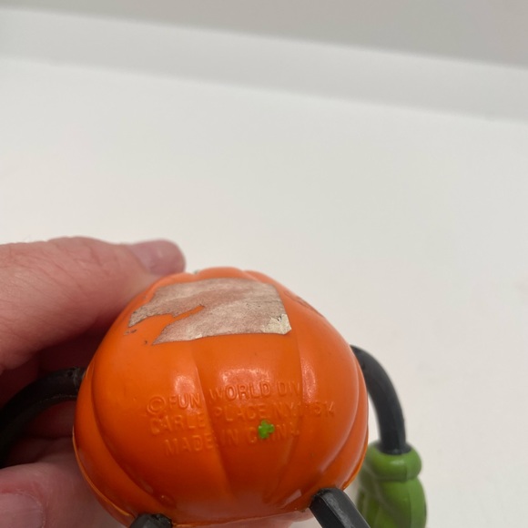 VINTAGE FUN WORLD HALLOWEEN PUMPKIN FIGURE BENDABLE ARMS LEGS 4" TALL Toy. - Picture 4 of 8